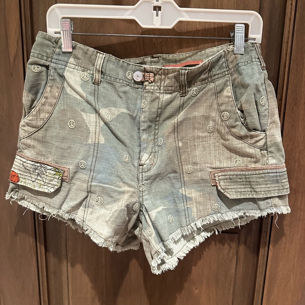 Anthropologie pilcro Camouflage peace sign Shorts